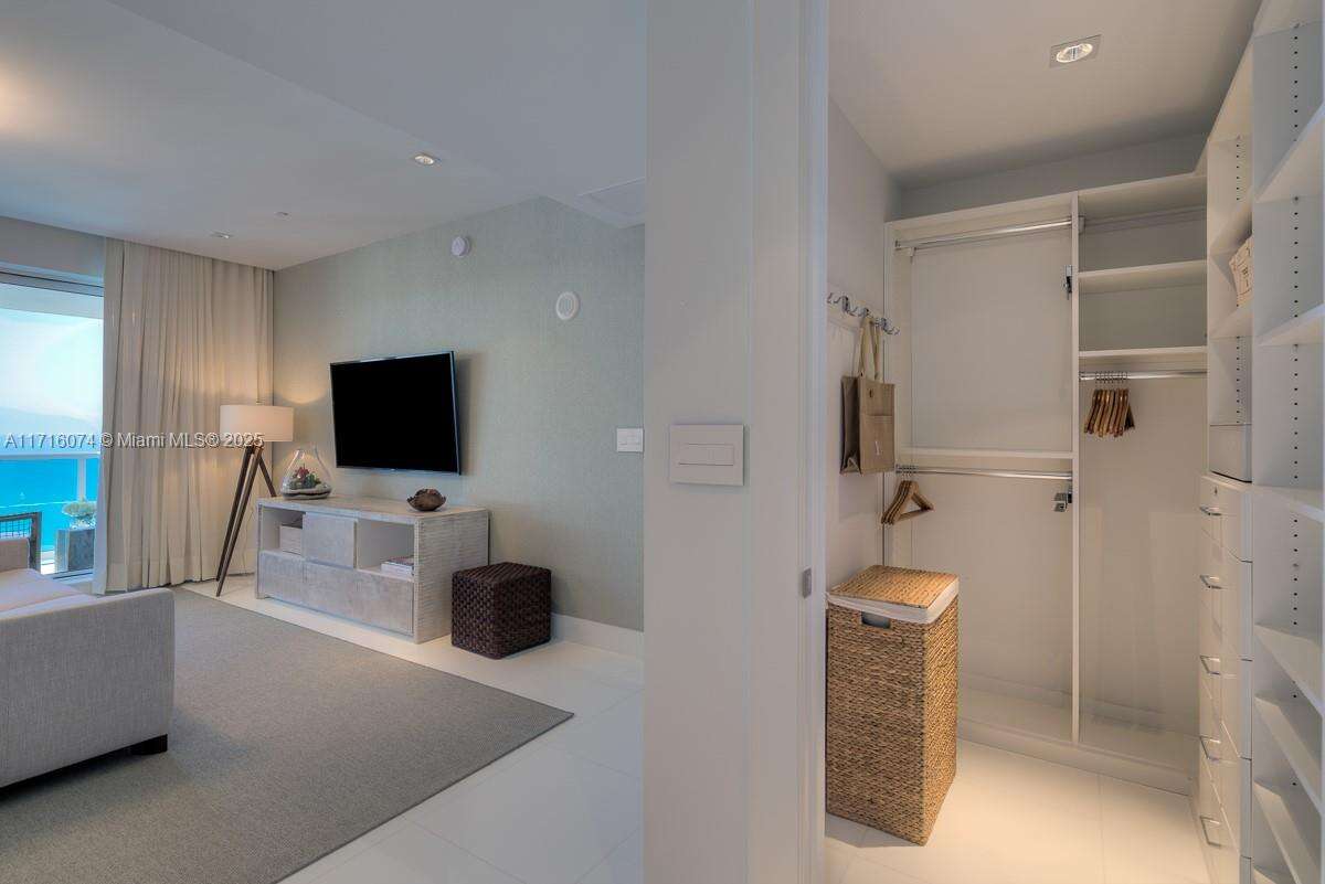 1 Hotel & Homes Unit #PH-1720 | Picture 23